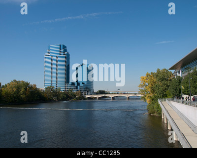 Vista dei grattacieli che siedono lungo il gran fiume in Grand Rapids Michigan STATI UNITI su una giornata autunnale. Foto Stock