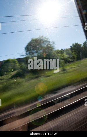 Vista della campagna inglese attraverso un treno in movimento finestra. Foto Stock