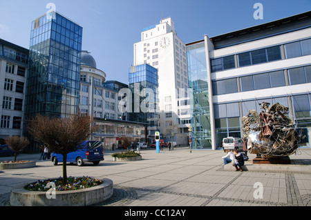 Piazza Ernst-Abbe sui motivi dell'ex obiettivo Carl Zeiss company, Jena, Germania Foto Stock