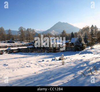 Russo famoso villaggio turistico Zamulta in inverno in Valle Uimon, montagne di Altai. Foto Stock