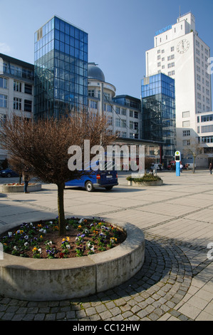 Piazza Ernst-Abbe sui motivi dell'ex obiettivo Carl Zeiss company, Jena, Turingia, Germania Foto Stock