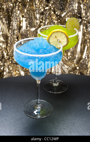 Classic margarita e un blu Cocktail margarita davanti a sfondo colorato Foto Stock