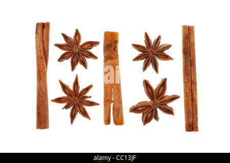 Anice stellato e bastoncini di cannella spezie isolata contro bianco Foto Stock
