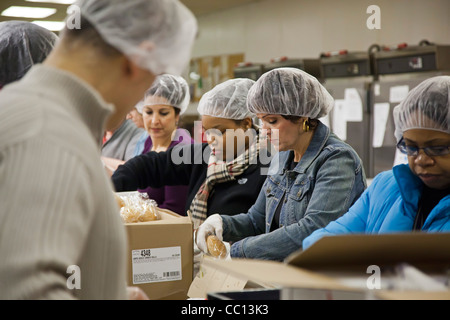 Volontari pack Natale pasti segregati in casa per anziani Foto Stock