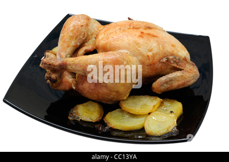 Pollo fritto con fette di patate fritte su piastra nera isolati su sfondo bianco Foto Stock