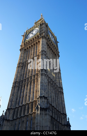 Guardando il Palazzo di Westminster clock tower noto come il Big Ben e st stephens tower rinominato elizabeth tower Londra Inghilterra REGNO UNITO Foto Stock