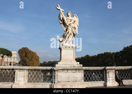 L'angelo con la croce sul Ponte Sant'Angelo a Roma Foto Stock