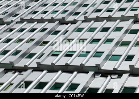 Rivestimento in metallo sulla façade di un edificio residenziale di appartamenti, Regno Unito Foto Stock