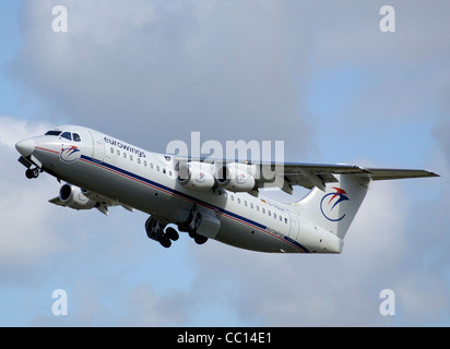 Eurowings British Aerospace 146-300 (D-AQUA) decolla dall'Aeroporto Internazionale di Bristol, Bristol, Inghilterra. Foto Stock