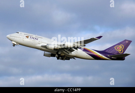 Thai Airways Boeing 747-400 (HS-TGJ) decollo dall'Aeroporto Heathrow di Londra, Inghilterra. Foto Stock