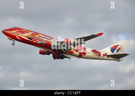 Malaysia Airlines Boeing 747-400 (9M-MPD) decollo dall'Aeroporto Heathrow di Londra, Inghilterra. Foto Stock