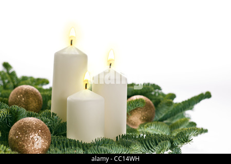 Due candele in Avvento impostazione con albero di Natale vero filiali Foto Stock