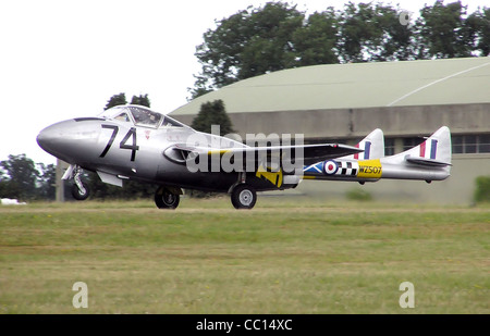 Vampire De Havilland T11 a Kemble giorno aria, Gloucestershire, Inghilterra. Foto Stock