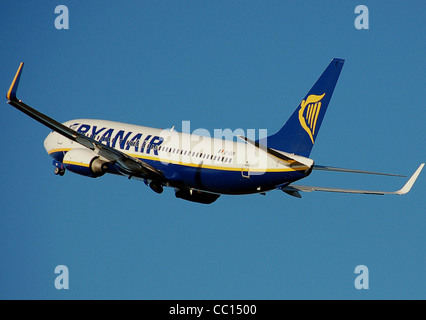 Ryanair Boeing 737-800 (registrazione EI-DCK) decollo dall'Aeroporto Internazionale di Bristol, Bristol, Inghilterra. Foto Stock