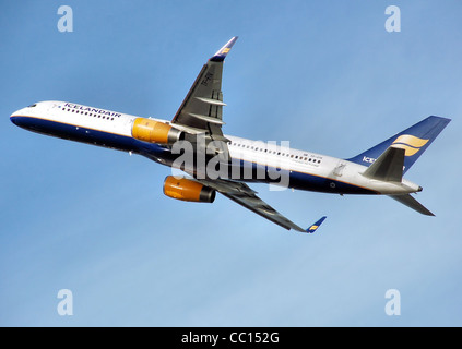 Icelandair Boeing 757-200 (TF-FIV) decolla dall'Aeroporto Heathrow di Londra, Inghilterra. Foto Stock