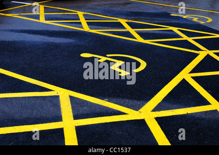 Parcheggio Disabili bay marcature sulla carreggiata Foto Stock