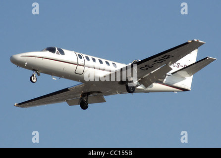 Cessna 550B Citation Bravo (con registrazione portoghese CS-DHR) atterra all'Aeroporto Heathrow di Londra, Inghilterra. Foto Stock