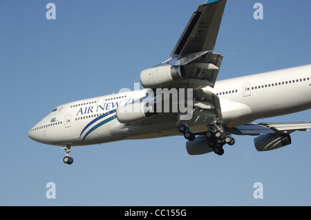 Air New Zealand Boeing 747-400 (ZK-NBT) atterra all'Aeroporto Heathrow di Londra, Inghilterra. Foto Stock