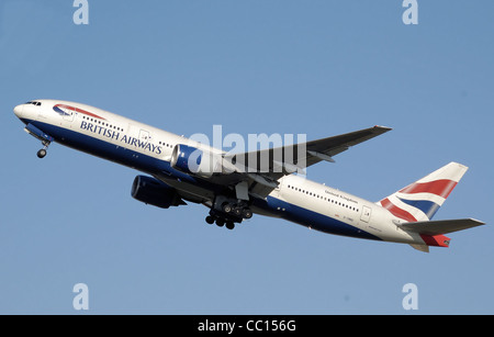 British Airways Boeing 777-200 (G-YMMD) decolla dall'Aeroporto Heathrow di Londra, Inghilterra Foto Stock