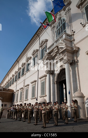 Forze armate Band al di fuori del Palazzo del Quirinale a Roma, Italia Foto Stock