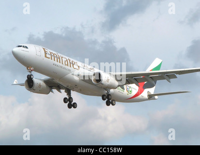 Emirates Airbus A330-200 (A6-EKY) atterra all'Aeroporto Heathrow di Londra, Inghilterra. Foto Stock