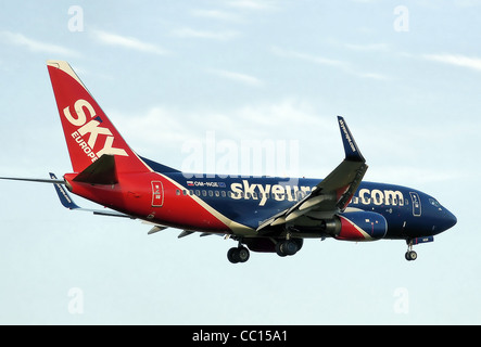 SkyEurope Airlines Boeing 737-700 (OM-ESN) atterra all'Aeroporto Internazionale di Birmingham, Inghilterra. Foto Stock