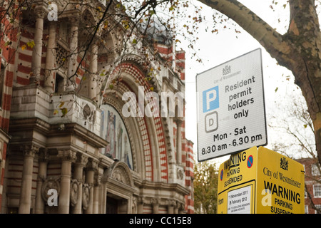 Un Consiglio di Westminster simbolo di parcheggio fuori la Cattedrale di Westminster, Londra, Regno Unito Foto Stock