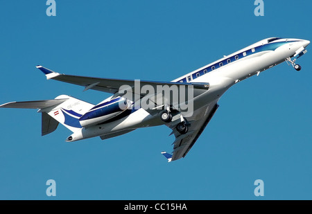 Bombardier BD-700 Global 5000 (austriaci registrati come OE-INC) decolla dall'Aeroporto London Luton, Inghilterra. Operatore: Global Jet Foto Stock