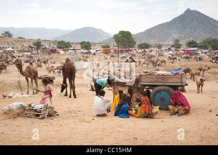 Famiglia nomade presso la Fiera di Pushkar - Il Rajasthan, India Foto Stock