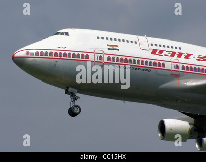 Close-up sul naso di un Air India Boeing 747-400 (VT-AIC) in atterraggio all'Aeroporto Heathrow di Londra, Inghilterra. Foto Stock