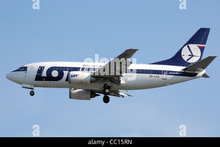 LOT Polish Airlines Boeing 737-500 (SP-LKB) atterra all'Aeroporto di Londra Heathrow. Foto Stock