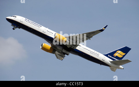 Icelandair Boeing 757-200 (TF-FIO) decollo dall'Aeroporto Heathrow di Londra. Foto Stock