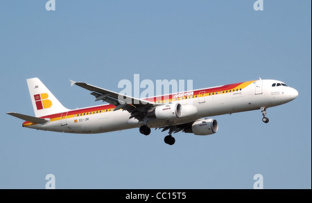 Iberia Airbus A321-200 (Ce-JNI) in atterraggio a Londra Heathrow Airport. Foto Stock