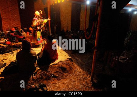 Bauls (Bengali mistici) a un Baul annuale raduno a Kenduli, India Foto Stock