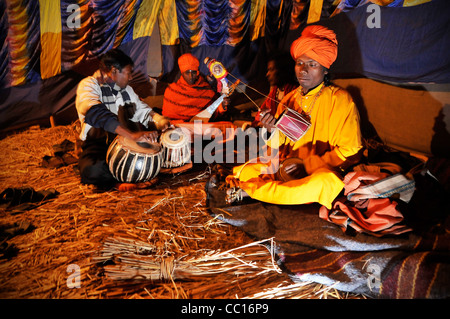 Bauls (Bengali mistici) a un Baul annuale raduno a Kenduli, India Foto Stock