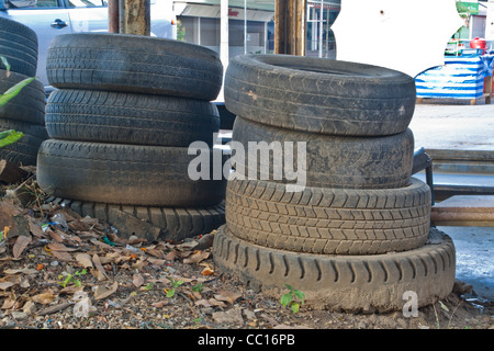 Pila di vecchi pneumatici. Gli pneumatici utilizzati. Auto, camion. Foto Stock