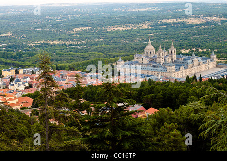 Vista del monastero di San Lorenzo de El Escorial complesse da Miradores outlook. Foto Stock