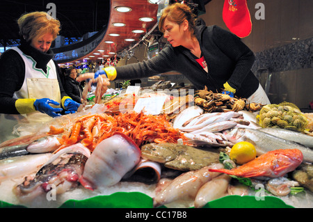 Barcellona, Spagna. Il mercato della Boqueria. Pesce e frutti di mare in stallo Foto Stock