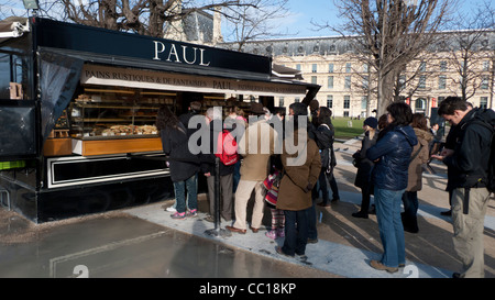 Coda presso il Paul stand nel Jardin du Carrousel, Parigi, Francia Foto Stock