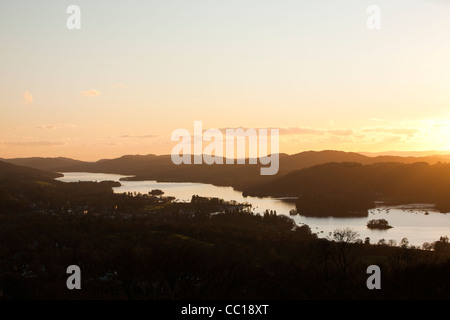 Tramonto sul lago di Windermere nel Lake District, UK. Foto Stock