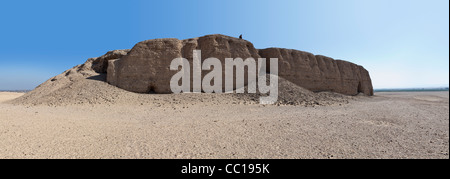 Panoramica distanza lunga shot compreso l'uomo che mostra la scala di mattoni di fango Mastaba a Beit Khallaf, a nord di Abydos, Medio Egitto Foto Stock