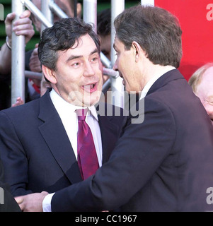 Millbank mattina di vittoria...2001 Gordon Brown e il Primo Ministro Tony Blair euforico Foto Stock