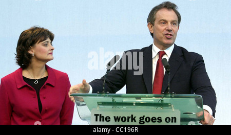 Il Blairs Tony e Cherie la mattina della vittoria laburista del 2001 Foto Stock