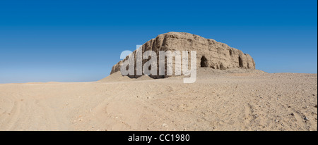 Panoramica distanza lungo il colpo di mattone di fango Mastaba a Beit Khallaf, a nord di Abydos, Medio Egitto Foto Stock