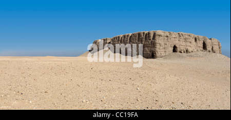 Panoramica distanza lungo il colpo di mattone di fango Mastaba a Beit Khallaf, a nord di Abydos, Medio Egitto Foto Stock