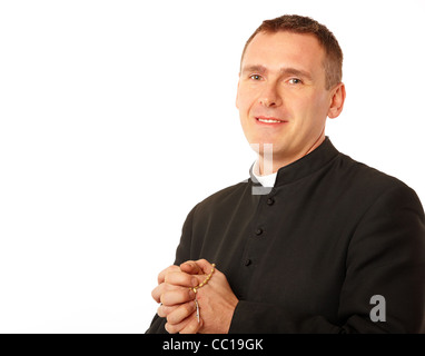 Allegro giovane sacerdote con il rosario in mano Foto Stock