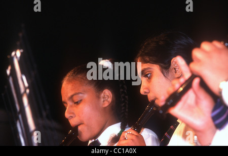 Alunni della scuola secondaria di eseguire presso una scuola concerto di gala, scuola di brughiera, Hounslow, Middlesex, Regno Unito. Foto Stock