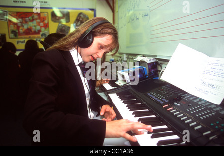 Scuola secondaria ragazza in classe di musica di brughiera, scuola, Hounslow, Middlesex, Regno Unito. Foto Stock