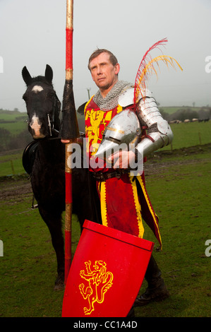 Allevatore ovino e campione jouster medievale Philip Hughes - Sir Philip di Argoed - con il suo cavallo sulla sua fattoria nel Galles centrale REGNO UNITO Foto Stock