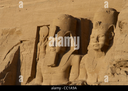 Arte Egizia Grande Tempio di Ramses II. Colossali statue raffiguranti il faraone Ramses II (1290-1224 a.C.). Abu Simbel. L'Egitto. Foto Stock
